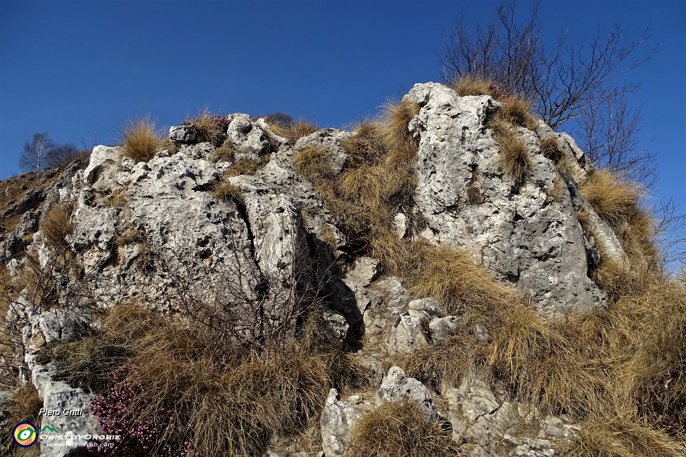 46... in decisa salita per l'anticima del Suchello anche su facili roccette.JPG